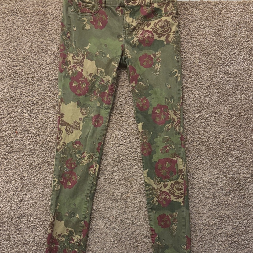 True Freedom Junior Size 11 Green and Red Floral Skinny Pants Excellent Like New